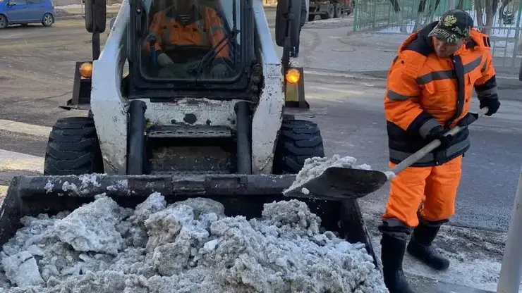 После оттепели — лёд: на улицы Красноярск вышли 180 бригад