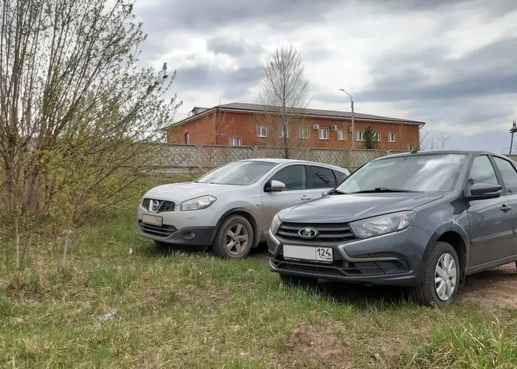 Житель Красноярска заплатит 51 тыс. рублей за парковку на газоне