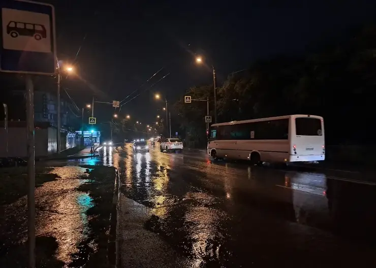 10 машин откачивали воду с дорог Красноярска после дождя
