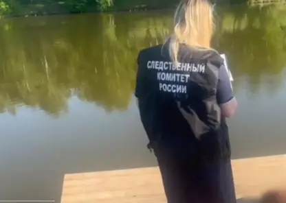 Под Красноярском нашли тело новорождённой девочки в пакете на берегу озера
