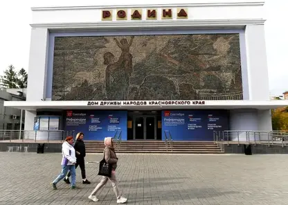 Красноярские журналисты раскрыли историю каменной картины на кинотеатре «Родина»