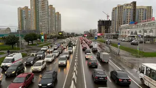 Красноярцы все выходные простояли в пробках на выездах из города. Рассказываем, какая ситуация на дорогах в понедельник