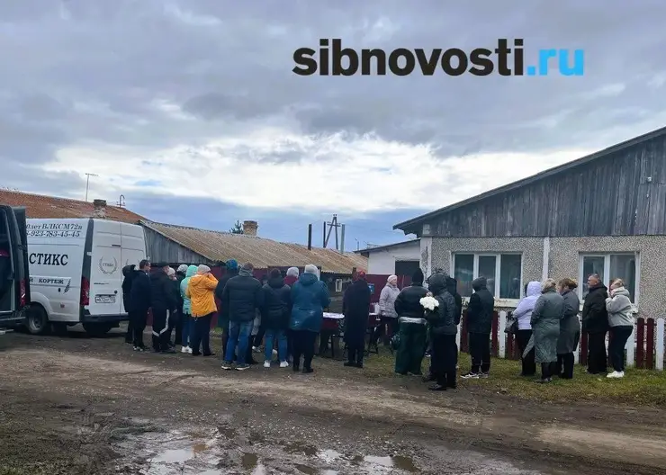 Четыре гроба выставили возле дома. В Красноярском крае хоронят отравившихся детей