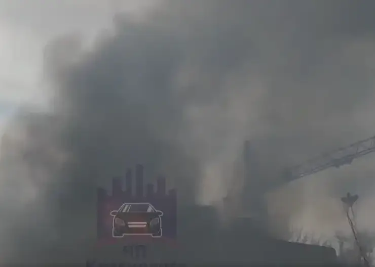 В Красноярске пожар в районе гипермаркета «Окей» возле Октябрьского моста