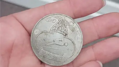 В Красноярской школе при строительстве забора обнаружили артефакт Спартакиады 1986 года