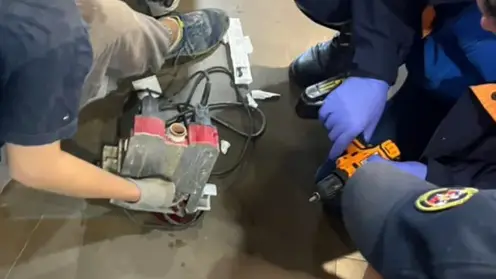 В Новосибирске у парня рука застряла в электрическом рубанке