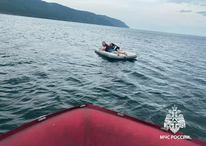 Спасатели на Байкале вернули к берегу мужчину и девочку, которых унесло на надувном матрасе (видео)