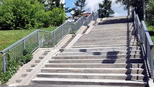 В Красноярске отремонтируют семь лестниц