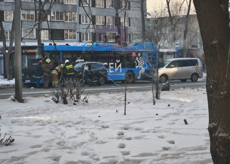 Двум пассажирам и водителю потребовалась помощь после ДТП с автобусами на Павлова в Красноярске