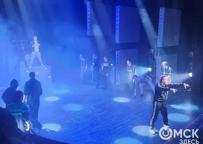 Прораб и его сын попадают в прошлое под хиты «Чайфа»: в Екатеринбурге показали джукбокс-мюзикл «Время не ждёт»