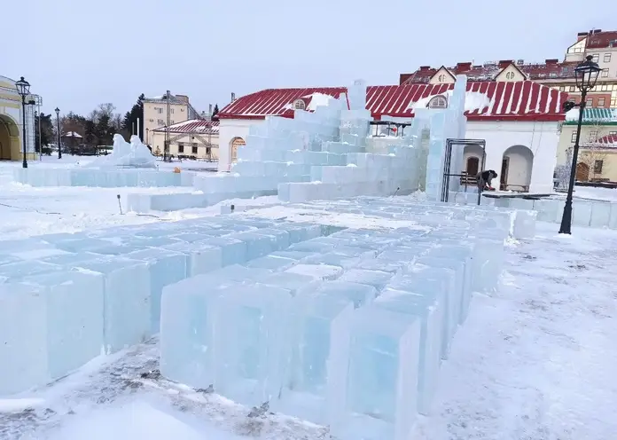 Ледовый городок начали возводить на территории Омской крепости