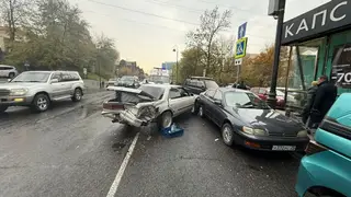 Во Владивостоке легковушка протаранила 13 машин: у нее заклинило педаль газа Во Владивостоке легковушка протаранила 13 машин: у нее заклинило педаль газа