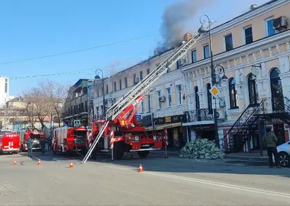Сильный пожар произошел в здании в центре Владивостока