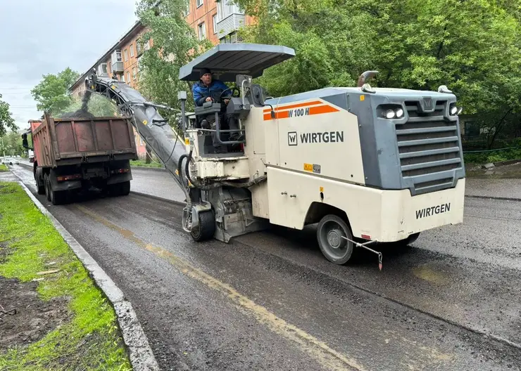 В Красноярске начали ремонтировать дорогу на Московской