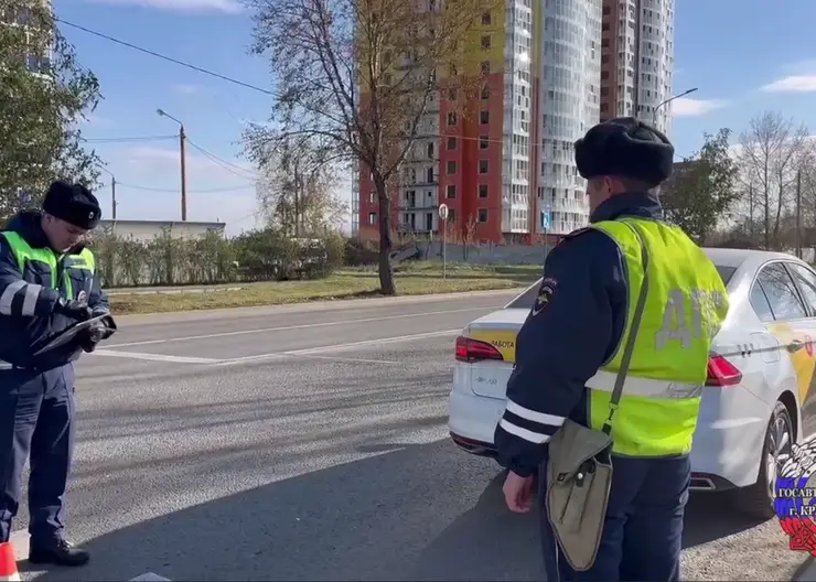 В Красноярске таксист сбил женщину с двумя детьми на пешеходном переходе