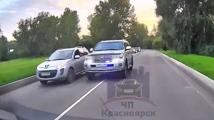 В Красноярске автохам на Крузере с мигалкой промчался по встречке