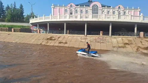 Скутеры рассекают водную гладь Качи в центре Красноярска