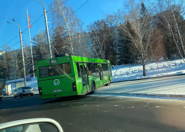 В Красноярске автобус №55 попал в ДТП и выехал на тротуар