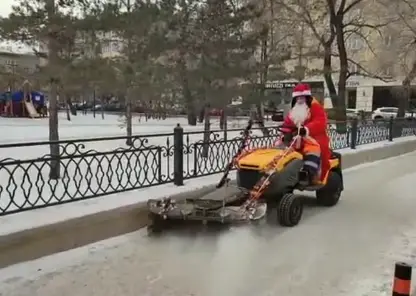 Дед Мороз на подметальной машине убирает улицы Красноярска