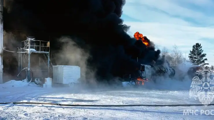 В Иркутской области в промышленном массиве воспламенился бензовоз и железнодорожные цистерны