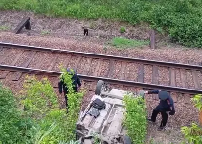 Машина слетела с обрыва в Железногорске. Пострадали двое маленьких детей
