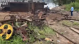 Ржавую баржу с грудой мусора нашли на берегу Енисея в Красноярске. Общественники забили экологическую тревогу