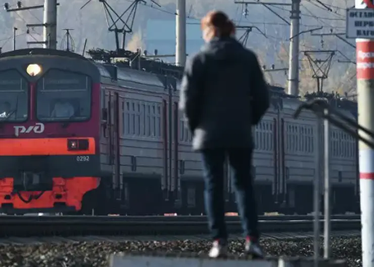 В Красноярском крае 19-летний парень попал под поезд