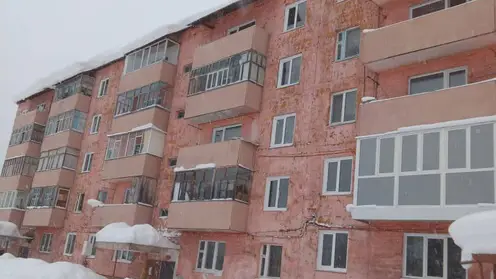В Курагинском районе 27-летний мужчина упал с крыши дома при чистке снега и погиб