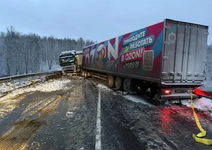 Два грузовика столкнулись на трассе под Канском