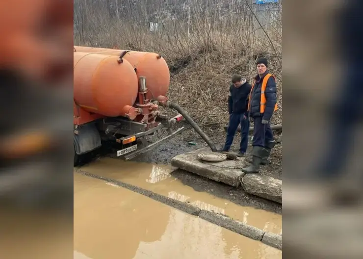 В Красноярске откачивают воду с дорог из‑за таяния снега