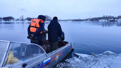 В Красноярске двое подростков двигались на льдине по Енисею