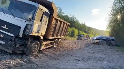 Три человека погибли в аварии с грузовиком и двумя микроавтобусами в Приангарье