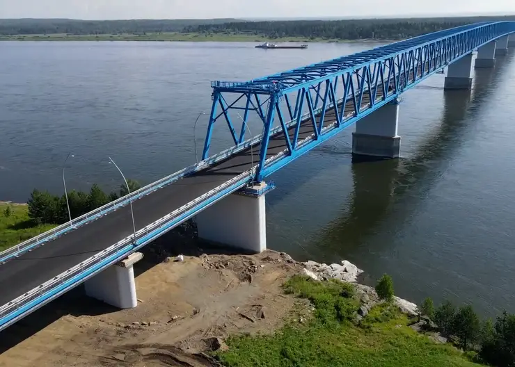 В Красноярском крае заасфальтировали Высокогорский мост и подходы к нему