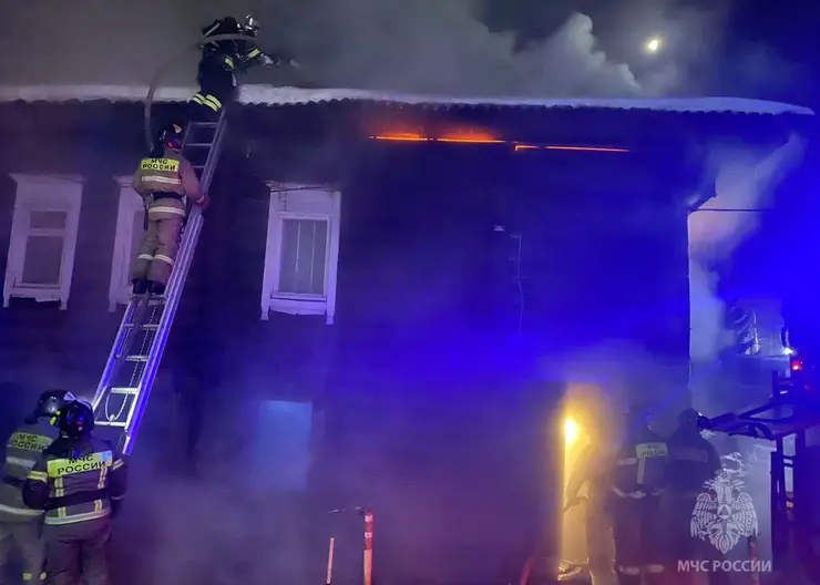 В центре Красноярска загорелся двухэтажный деревянный дом на ул. Ленина