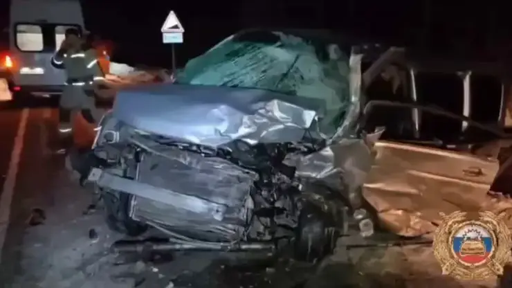 Универсал столкнулся с микроавтобусом в Иркутской области. Один человек погиб, еще 8 в больнице