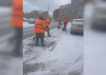 В Красноярске 170 рабочих вышли на борьбу с гололедом