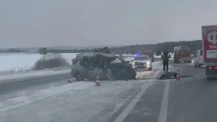 Машина всмятку: на трассе Ачинск – Красноярск жесткое ДТП (видео)