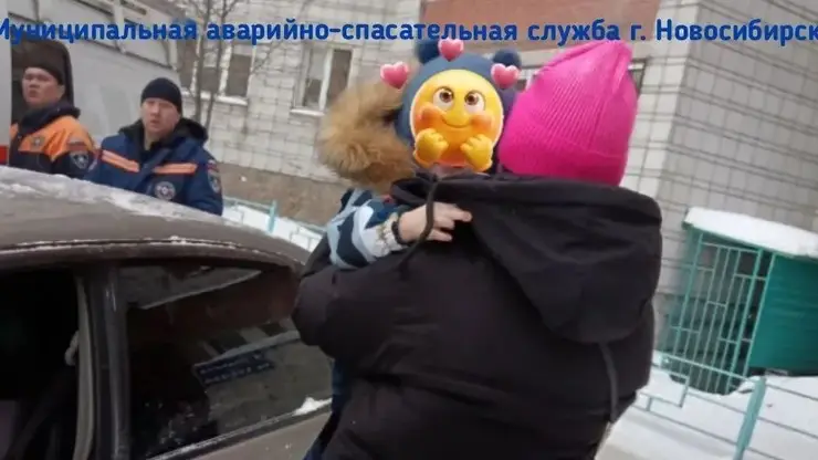 В Новосибирске годовалый ребенок забаррикадировался в машине. Пришлось вызывать спасателей