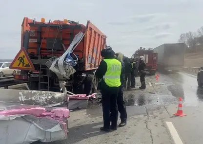 В Красноярске на трассе «Глубокий обход» грузовик упал на бок после двойного ДТП