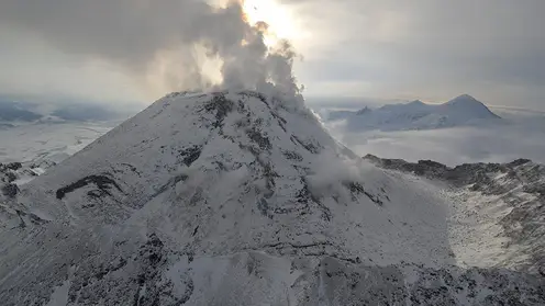 Вулкан Безымянный начал извергаться на Камчатке