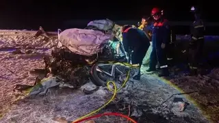 В Красноярском крае спасатели извлекли тела погибших после ДТП с грузовиком и легковушкой