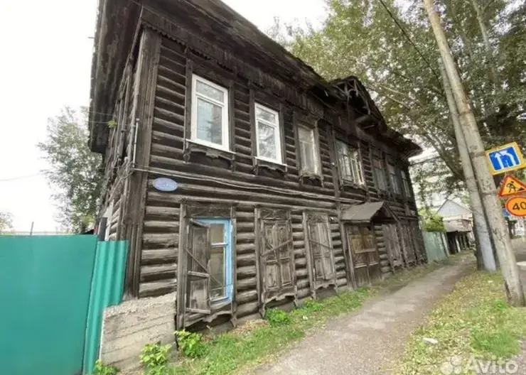 Два деревянных дома-памятника выставлены на продажу в центре Красноярска за 3,5 млн рублей