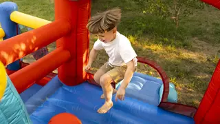 В Хабаровске вынесен приговор владелице батутного центра, по вине которой ребенок сломал позвонки В Хабаровске вынесен приговор владелице батутного центра, по вине которой ребенок сломал позвонки