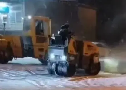 В Дивногорске дорожники укладывают асфальт в снегопад, общественники бьют тревогу