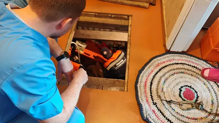 93-летняя женщина сутки пролежала в погребе в Шушенском. Ее вытащили оттуда спасатели