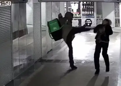 В Новосибирске курьер напал на пожилую женщину в подземном переходе и пнул ее по лицу