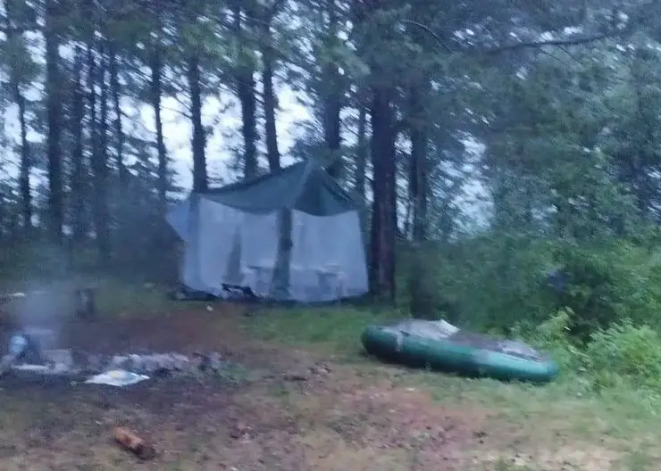 В Красноярском крае пара приехала отдохнуть на Усть-манские острова и попала в ураган. Их эвакуировали спасатели