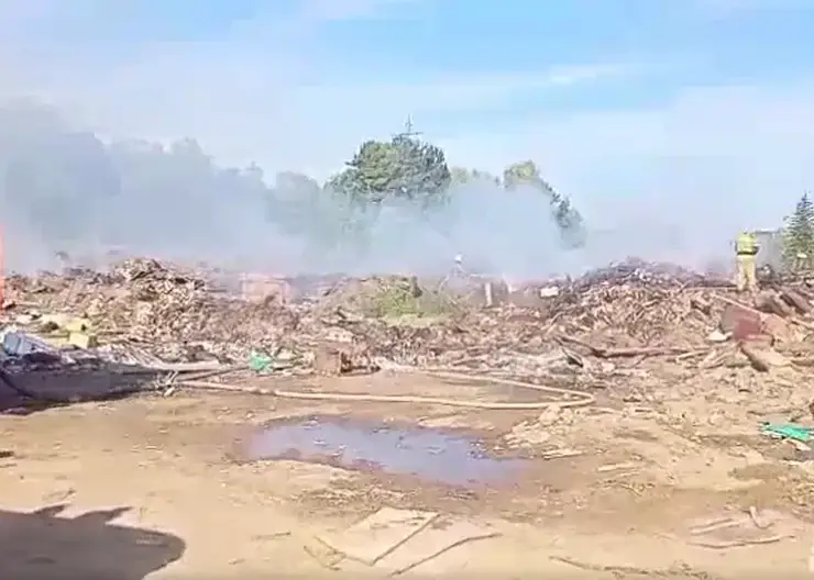 В Енисейском районе загорелась свалка на площади 100 квадратных метров