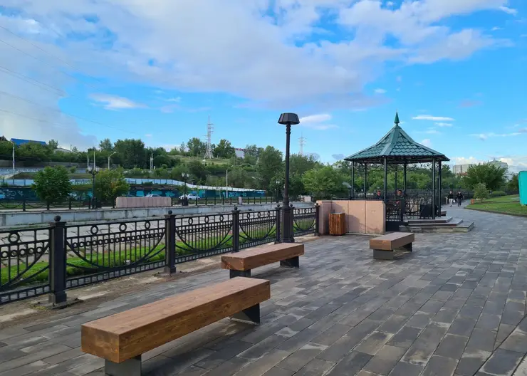 В Центральном районе Красноярска отреставрировали кованую беседку
