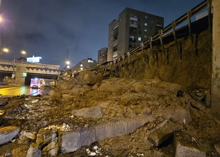Подпорная стена обрушилась на проезжую часть в центре Новосибирска